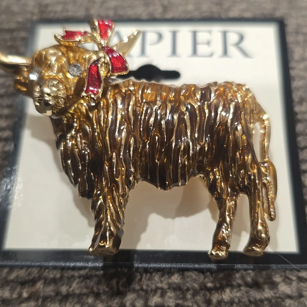 NAPIER WOMEN'S FASHION JEWELRY PIN BEAUTIFUL COW WITH GOLDTONE & RED RIBBON